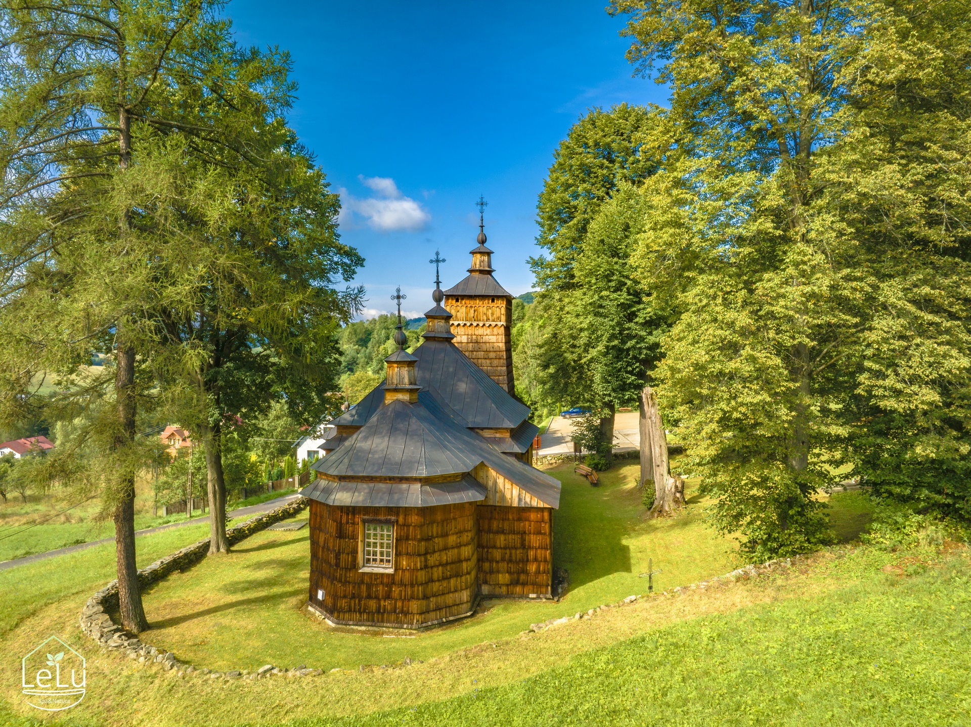 Lot nad cerkwią w Leluchowie latem.